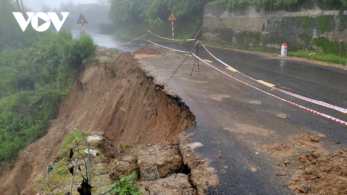 Lai Châu tạm thời thông tuyến tại các điểm sạt lở do mưa kéo dài